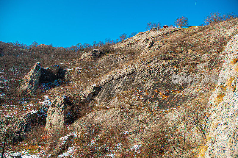 冬季山地景观，河流积雪和树木，最喜欢野餐的地方