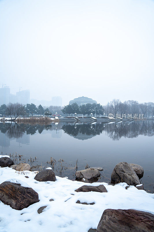 冬季湖在郑州植物园，郑州，河南省，中国