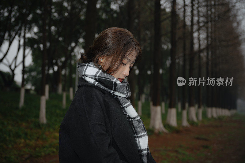 亚洲女孩走在河边的雨天