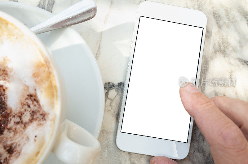 在咖啡馆平台上使用空白屏幕POV智能手机