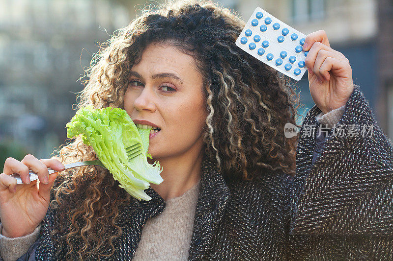 年轻女性在补充剂和真正的食物之间做出选择