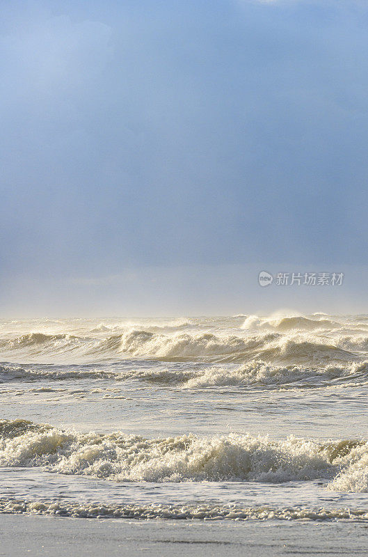 瓦登海区特塞尔岛海滩上的海浪