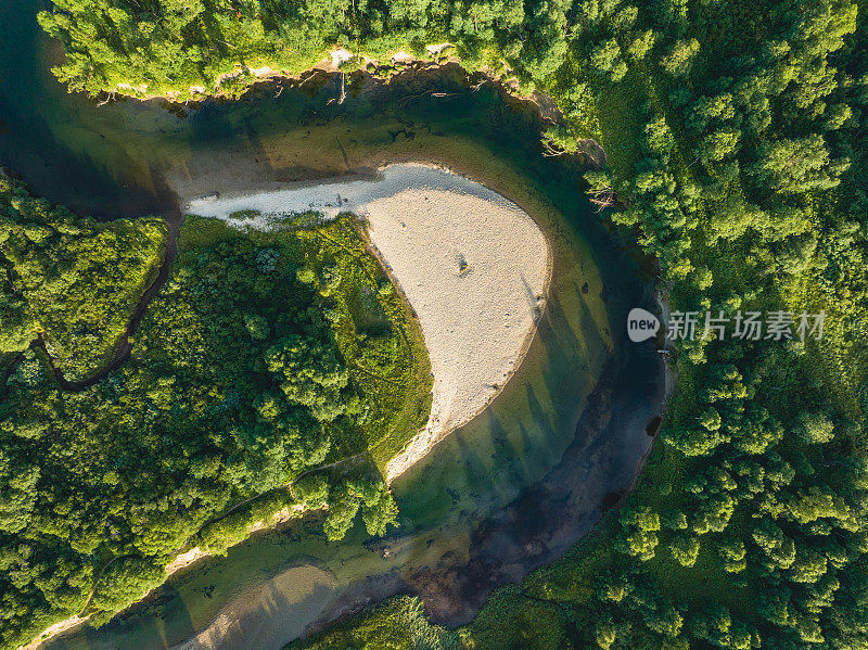 河流流经绿色森林景观