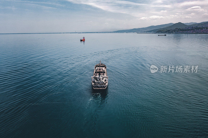 一艘重载货船在海上航行的鸟瞰图。