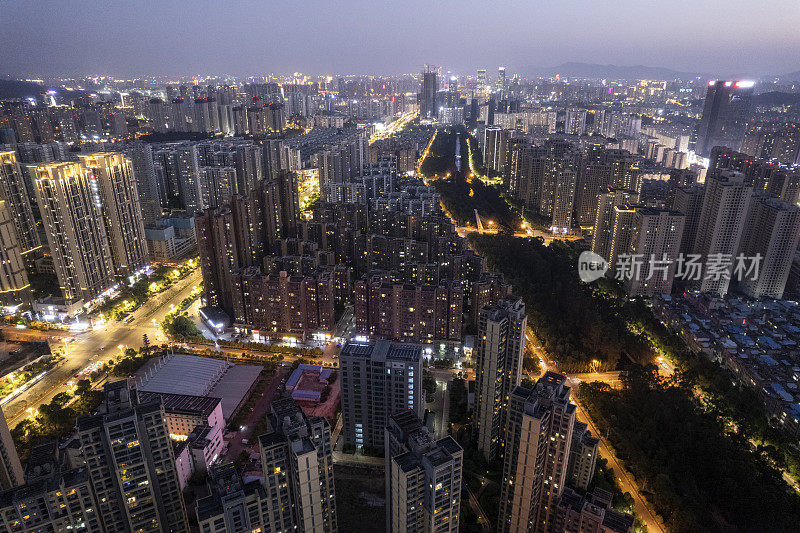 霓虹灯和车流在夕阳的照耀下穿过城市的街道