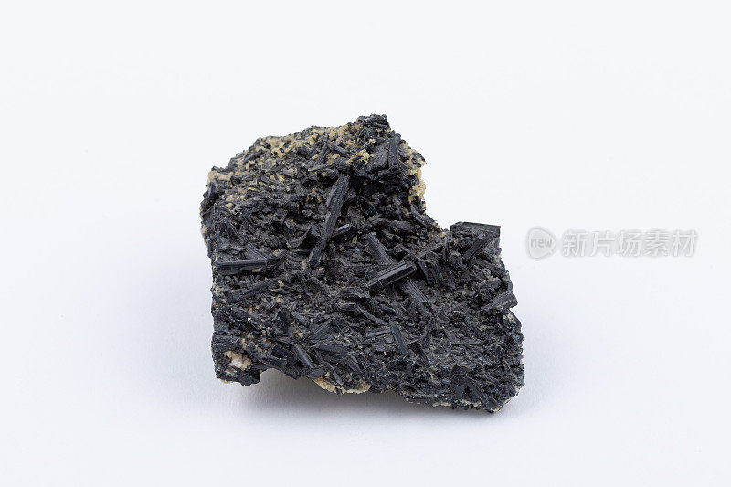 黑色电气石矿物样品，具有明显的柱状晶体形状