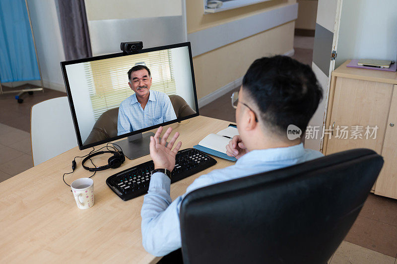 一名亚洲男性治疗师与治疗中心的个人视频通话
