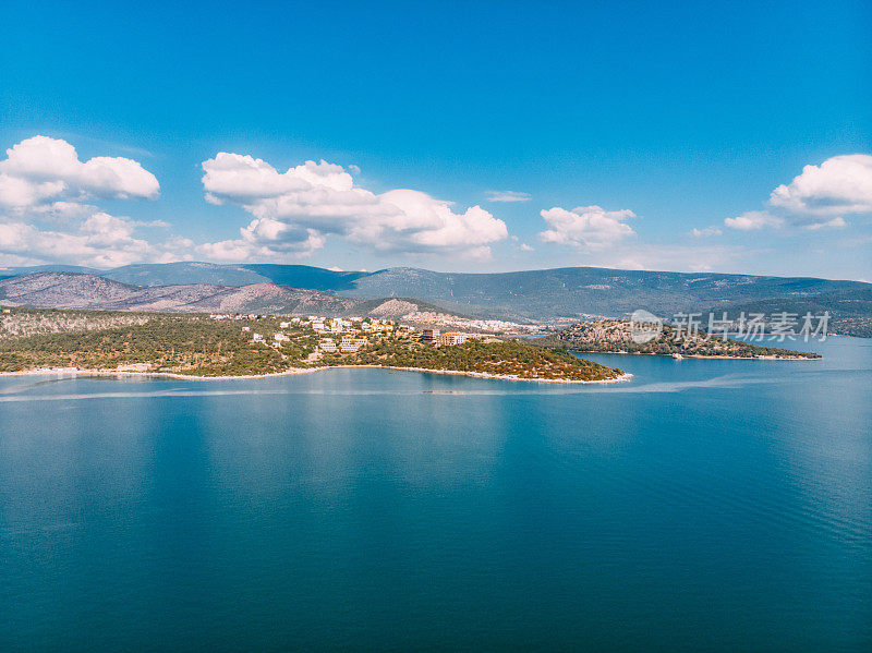 无人机在土耳其博德鲁姆观看美丽的海岸线
