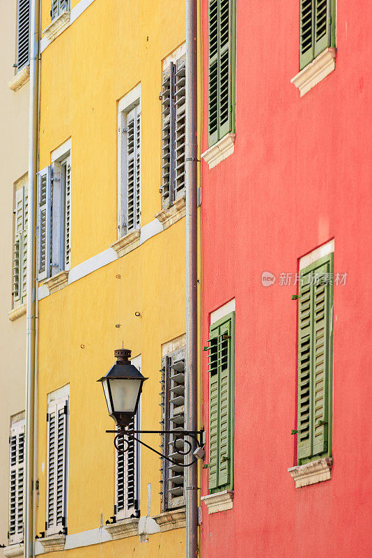 在Rovinj，带有百叶窗的房子的彩色立面