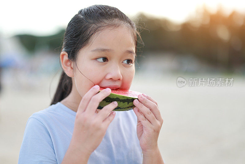 小女孩在户外吃西瓜