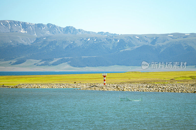 路和湖上的灯塔。拍摄于中国新疆的Sayram湖。