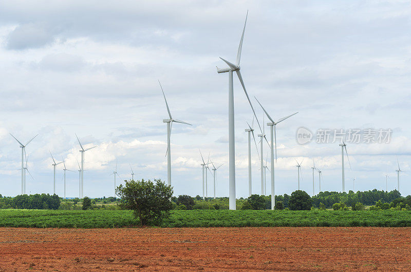 风景的一组风车在风电场创造可再生能源在呵叻，泰国