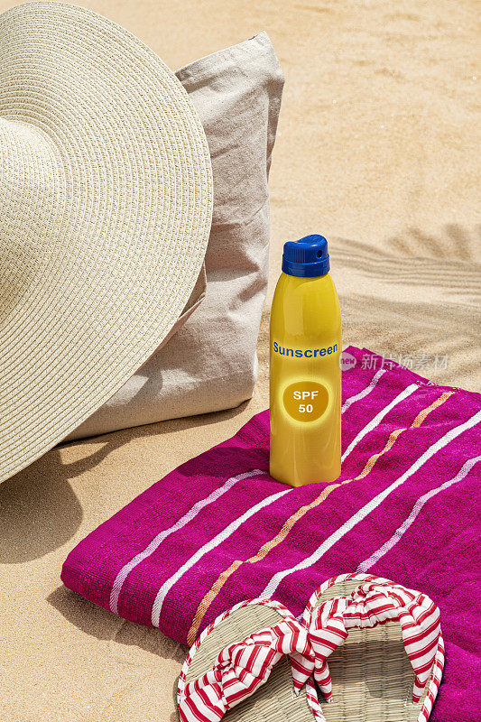 一顶草帽，帆布袋，防晒毛巾，坐在沙滩上