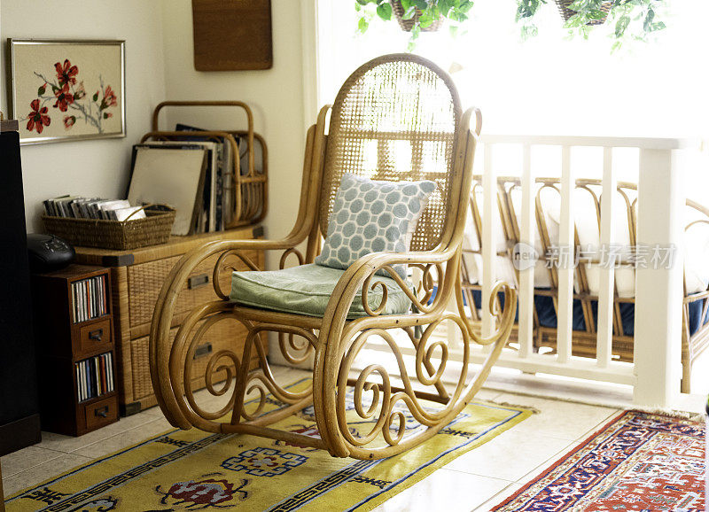 复古风格的摇椅和客厅内部的时尚波西米亚家