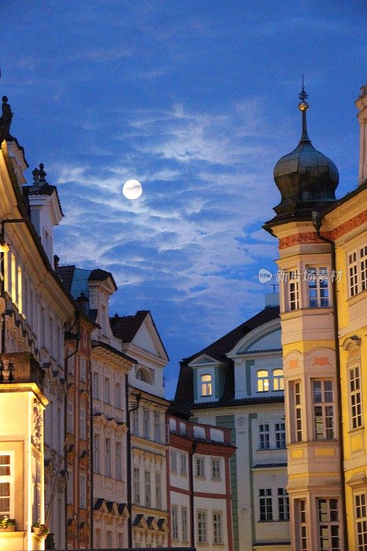 捷克共和国-布拉格-老城广场和浪漫的满月