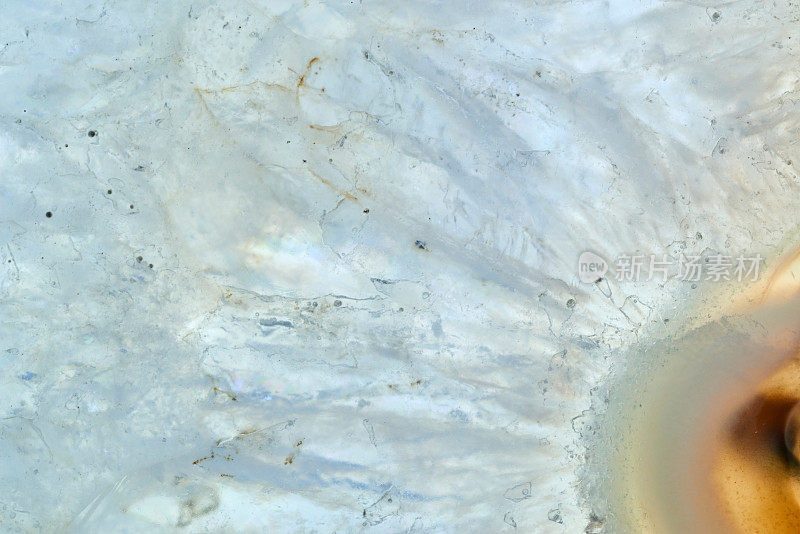 白色奢华的矿物水晶材质背景。
闪闪发光的水晶照片，特写镜头。