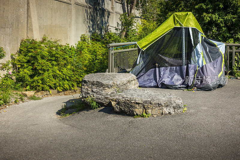 加拿大渥太华市中心的无家可归者帐篷