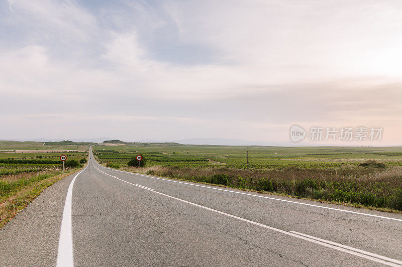 夕阳下的柏油路