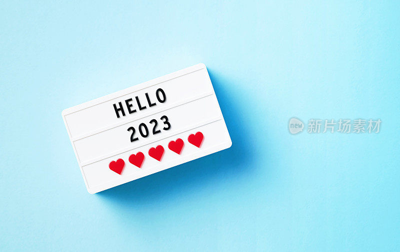 你好2023写白色灯箱坐在蓝色背景