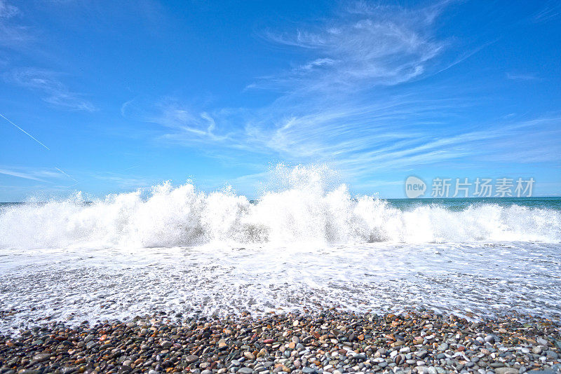 海滩波在黑海巴统阿加拉格鲁吉亚国家高加索在阳光灿烂的日子