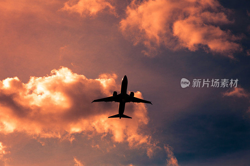 飞机飞进夕阳和云景