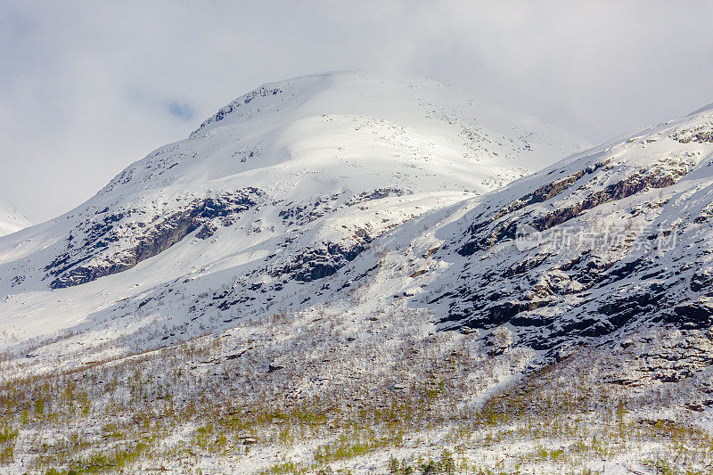 雪在山上。冰川。冬天。挪威风景如画。美丽的北自然。斯堪的那维亚。在山探险。挪威的气候