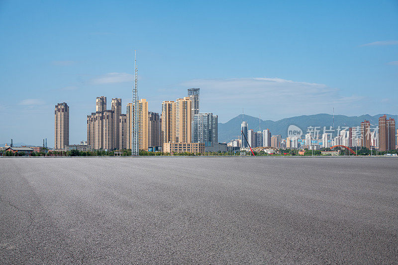 沥青路边的城市天际线