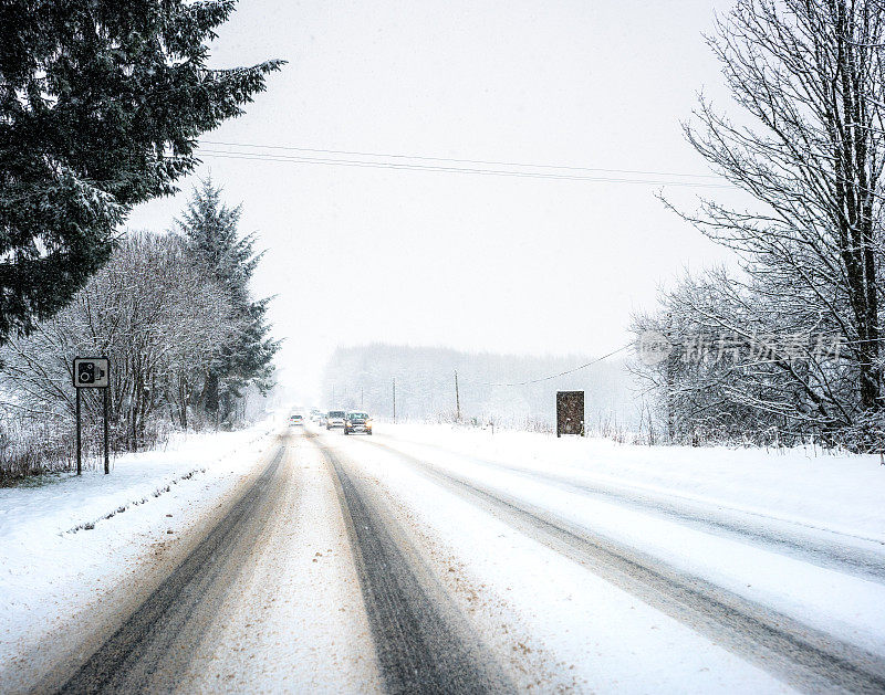 英国公路遭遇大雪