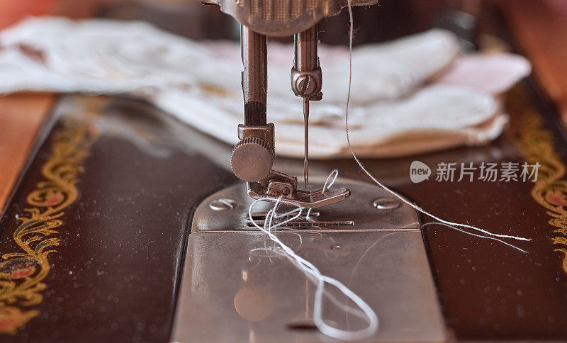 缝纫机。针与线紧密相连。