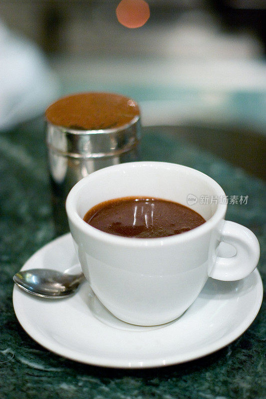 咖啡吧的意大利卡布奇诺加热巧克力