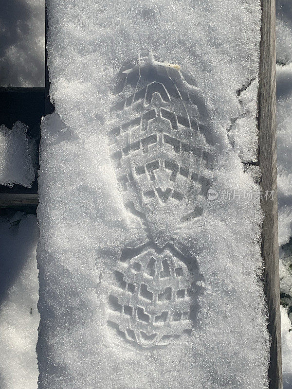 雪地里的鞋印