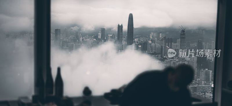 从一栋建筑内拍摄的深圳雾霾城市全景灰度照片。