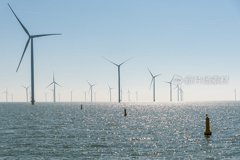 荷兰最大的IJsselmeer湖上的风车农场，可持续发展，可再生能源库存照片