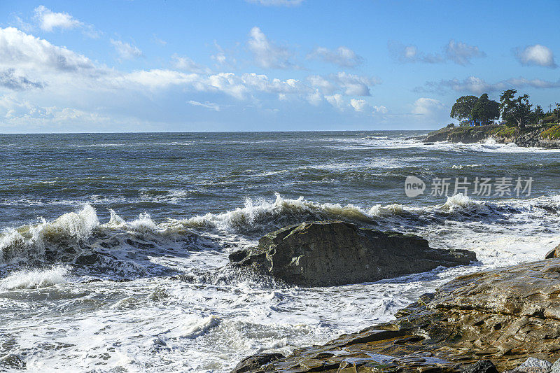 汹涌的海浪冲击着加利福尼亚海岸