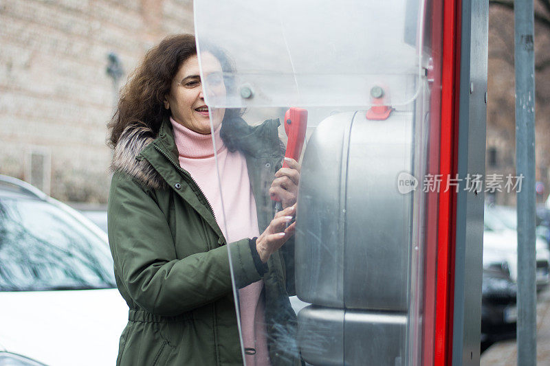 美丽的微笑成熟的女人在电话里