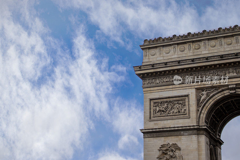下午在巴黎凯旋门。巴黎，凯旋门在晴天和阴天