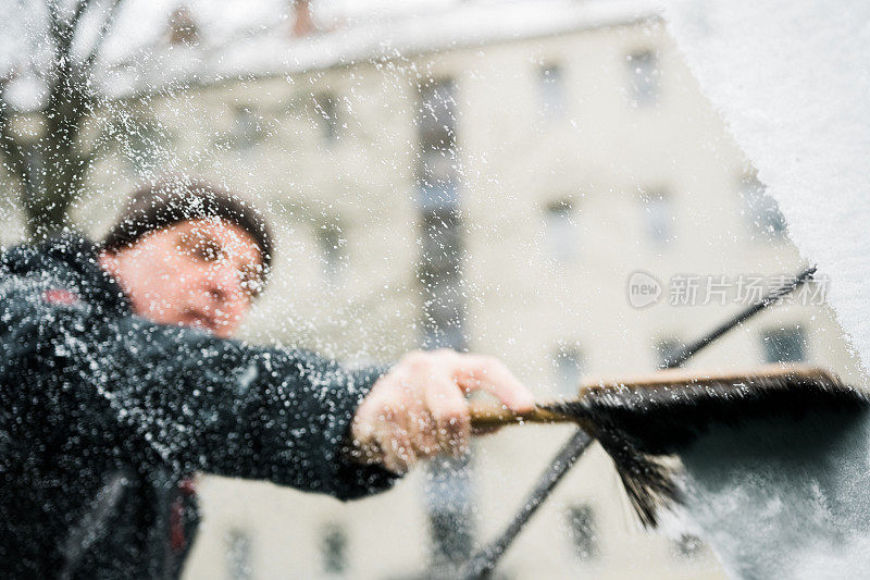 清理汽车上的积雪