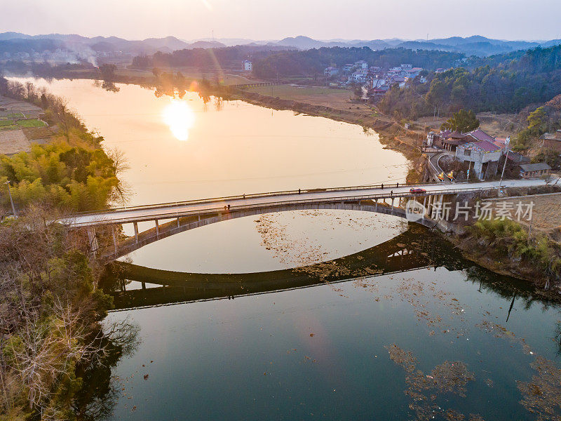 中国湖南，一座横跨河流的单拱桥