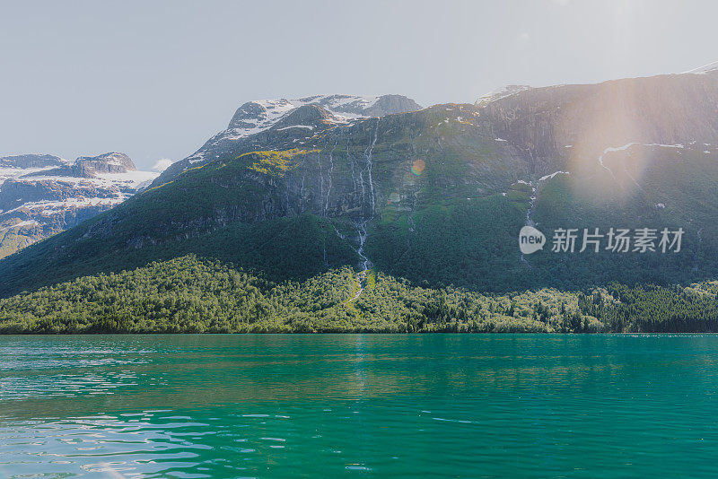 挪威洛瓦特内特湖与山脉的风景