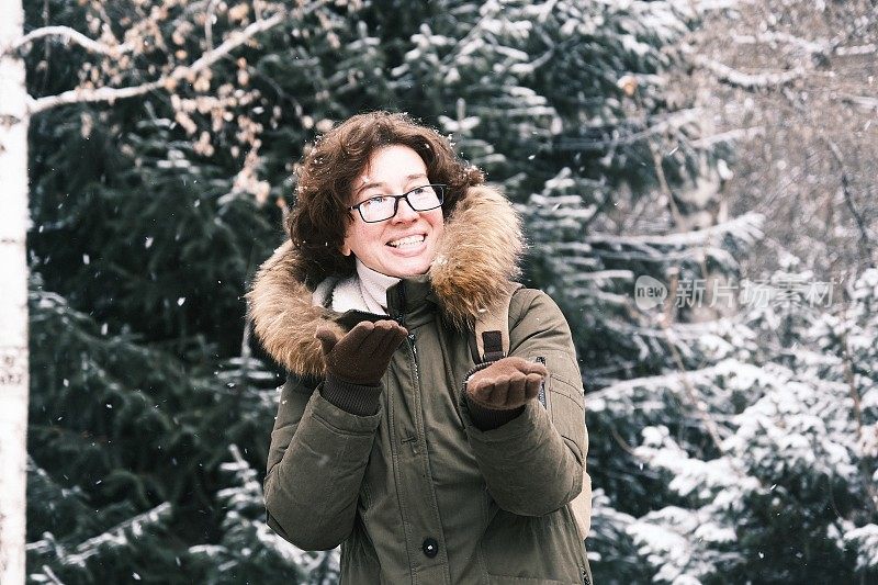 女子正在享受降雪