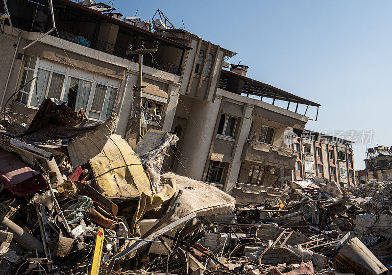 土耳其哈塔伊，地震后倒塌的建筑物残骸