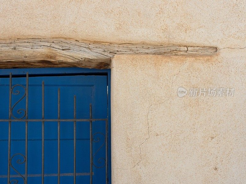 蓝色的门和土坯结构的旧木框