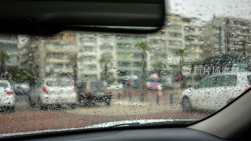 下雨天在车里看水平还是
