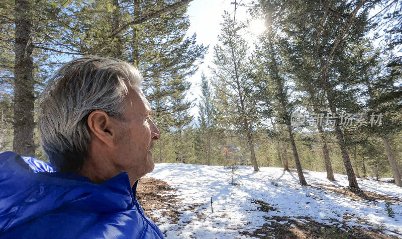 成熟的夫妇走在雪山小路上