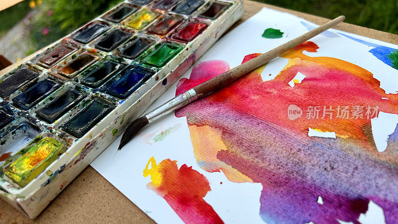 画颜料和画笔的过程一切都以分散的形式存在，很明显，艺术家在调色板上混合了鲜艳的颜色是一门绘画课或绘画训练