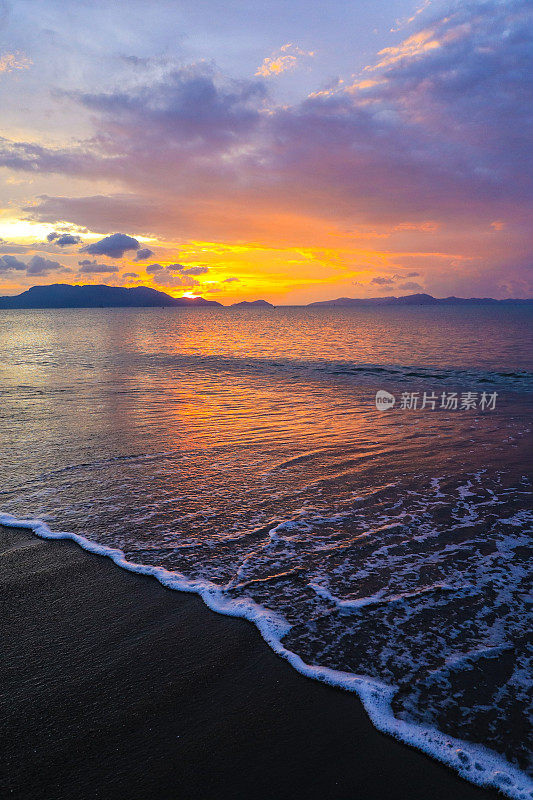 日落时海景与浪漫天空的风景