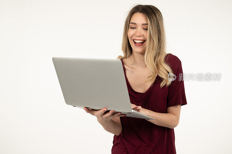 漂亮的年轻女子拿着笔记本电脑