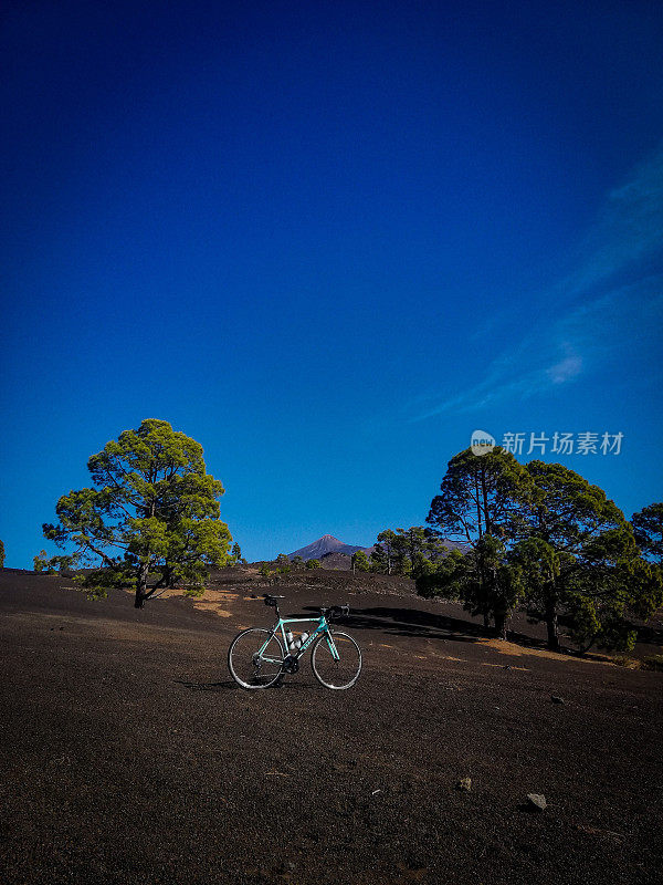 从特内里费岛的山地自行车和雄伟的火山景观