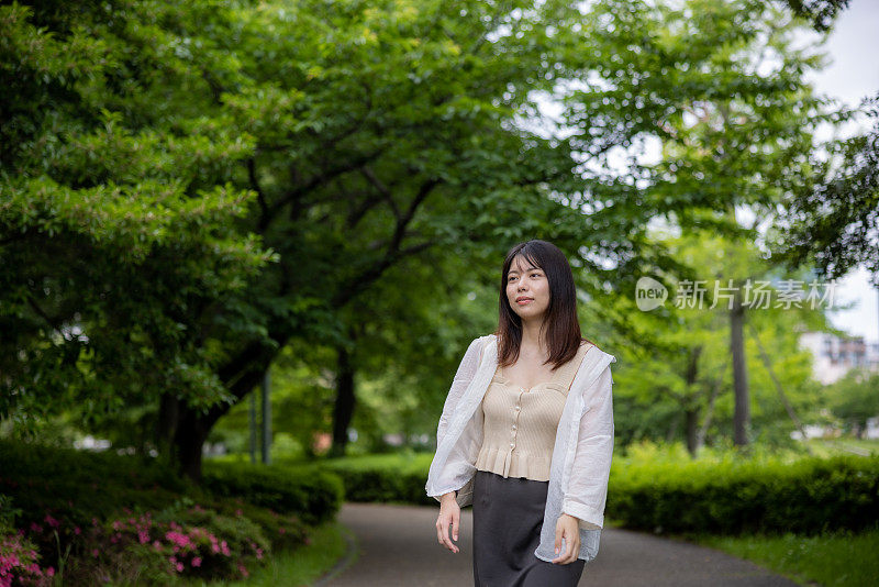 在公园散步的年轻女子