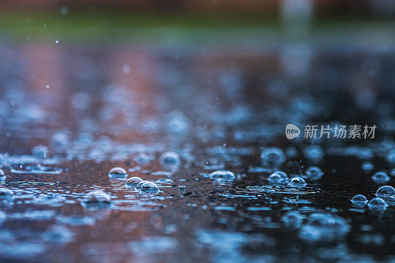 水在沥青上起泡。暴雨。多雨的天气。水滴。雨滴